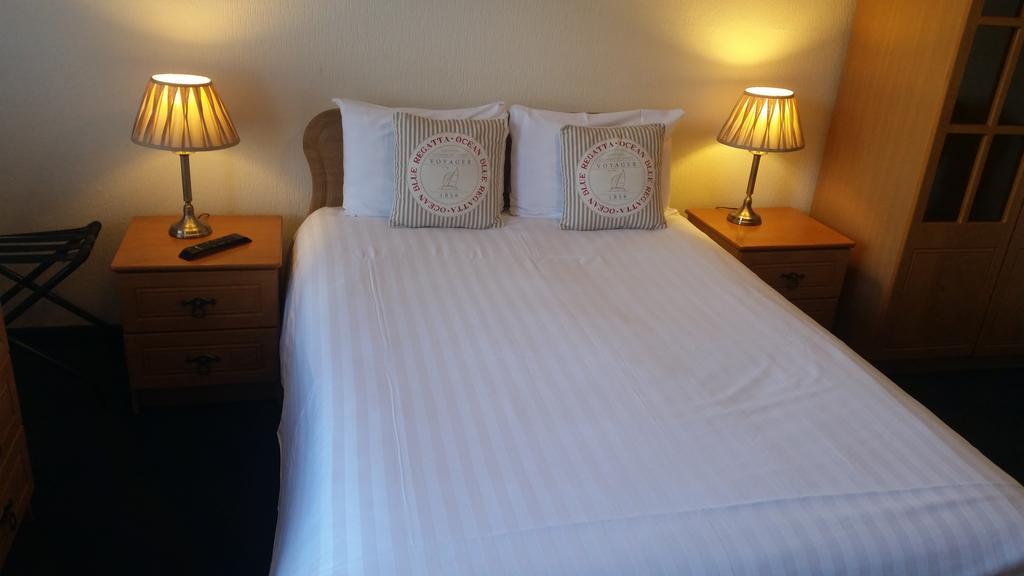 Halfway House Hotel Larne Ruang foto