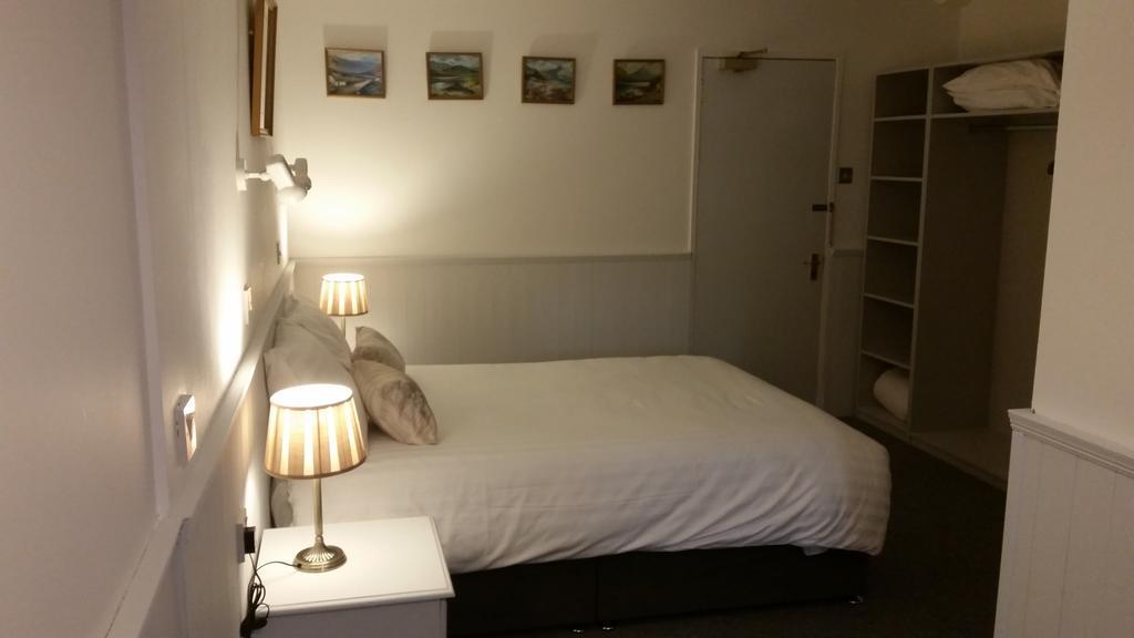 Halfway House Hotel Larne Ruang foto