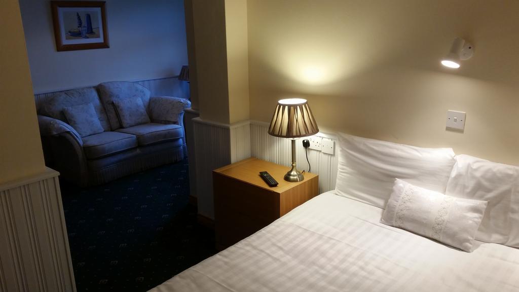 Halfway House Hotel Larne Ruang foto