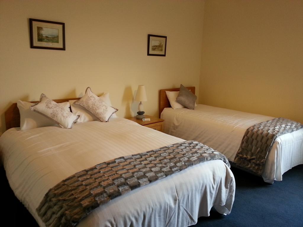 Halfway House Hotel Larne Ruang foto